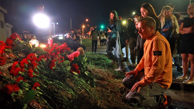 普里格津支持者在聖彼得堡的瓦格納舊總部大樓前，自發獻花哀悼。(圖/twitter)
