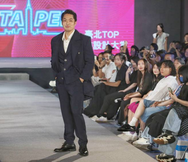 台北市長蔣萬安（圖）24日出席「2023台北好時尚」臺北TOP時裝設計大賞頒獎典禮，穿上111年金獎設計師賴名浩的作品，首次走上伸展台走秀。（王英豪攝）