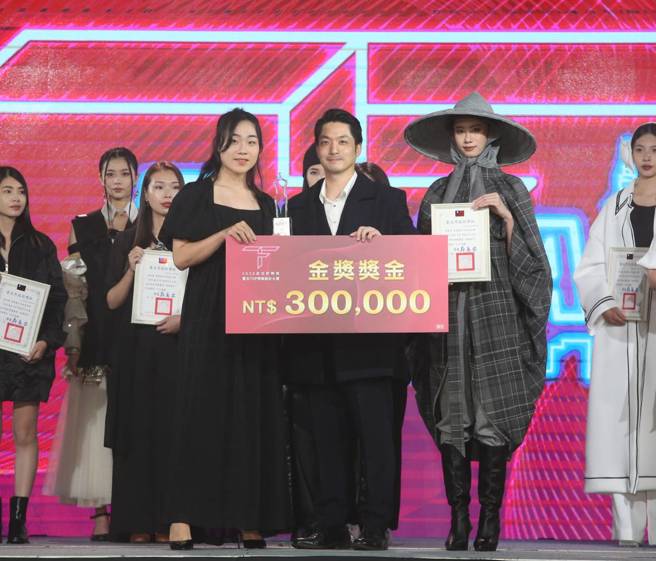 台北市長蔣萬安（前中）24日出席「2023台北好時尚」臺北TOP時裝設計大賞頒獎典禮，頒發112年金獎得主胡俊丞（前左）以作品「古寫都耕」獲得。（王英豪攝）