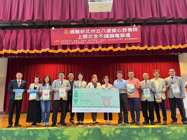 和平扶轮社长邹涛涛号召友设与治理科大校友会，一同捐赠新电窑炉给八里爱心教养院陶艺社（新北社会局提供）