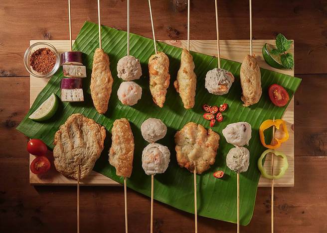 知名鱼丸店「陈记姑嫂丸」抢攻中秋节送礼商机，特别推出3款设计手提礼盒。（柯宗纬翻摄）