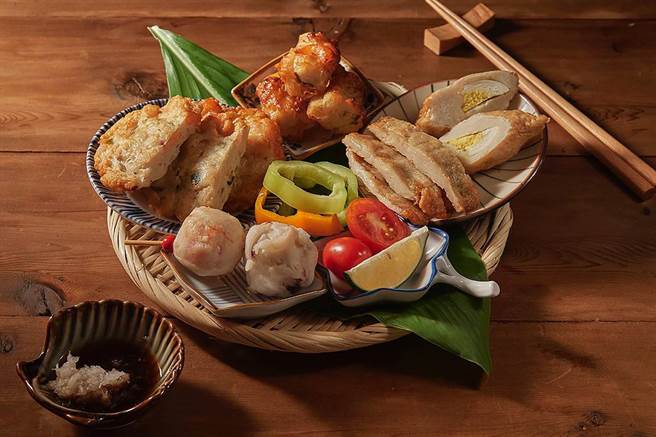 知名鱼丸店「陈记姑嫂丸」抢攻中秋节送礼商机，特别推出3款设计手提礼盒。（柯宗纬翻摄）