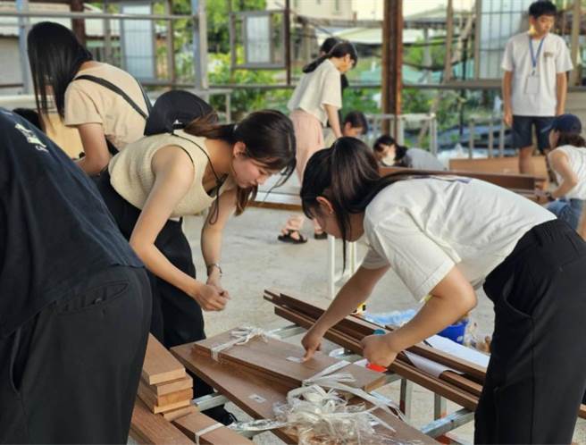 台日师生为即将在10月落成的「芒果小栈」公园，制作摊车、家具。（成功大学IEBS提供／张毓翎台南传真）