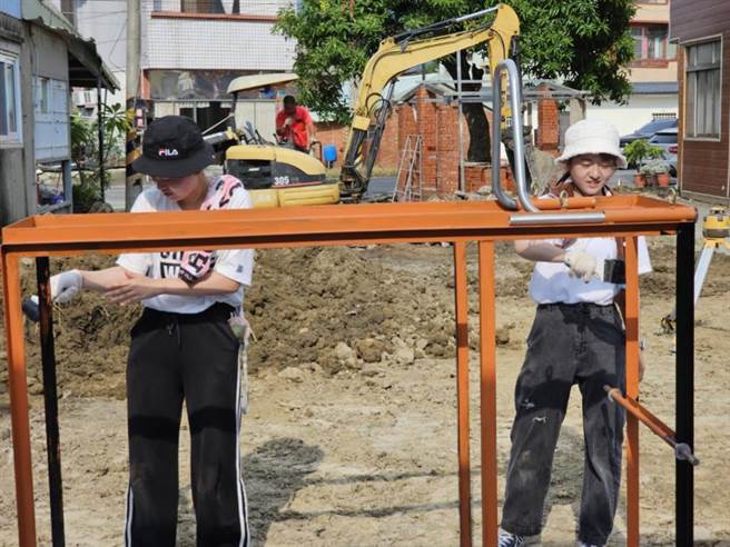 台日师生制作3组摊车，未来将供给社区居民使用。（成功大学IEBS提供／张毓翎台南传真）