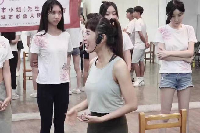 王惠萱透过一些激励士气的小活动，让选手们活力满满。(全球城市小姐选拔协会提供)