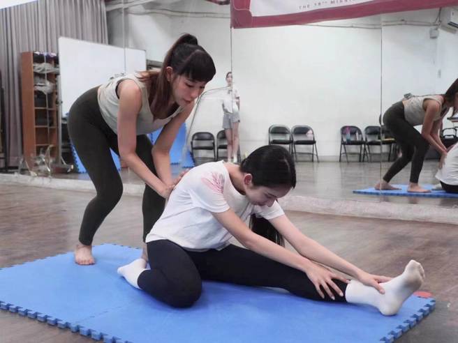 「魔鬼教练」王惠萱(左)调整参赛选手体态，让她们更有自信站上舞台。(全球城市小姐选拔协会提供)