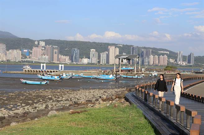 漫步八里左岸欣赏出海口绝美景观。(黄敬文翻摄)