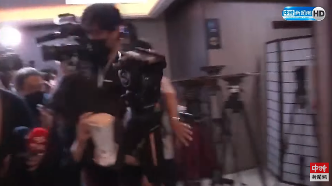 賴品妤一邊走路一邊受訪時突然摔倒。（翻攝自中時新聞網YouTube）