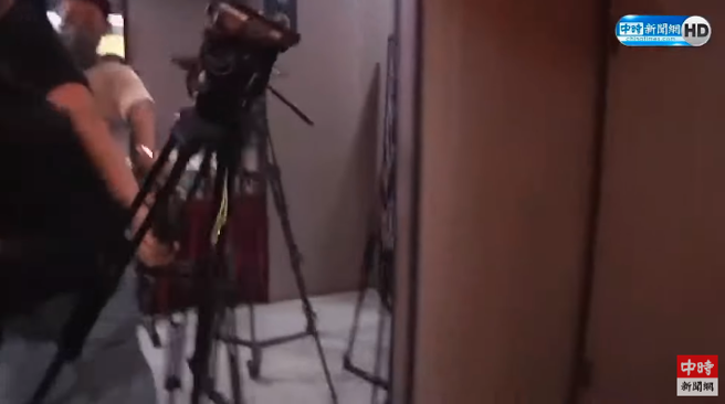 2位攝影大哥看到賴品妤摔倒時，第一動作都是保護腳架。（翻攝自中時新聞網YouTube）