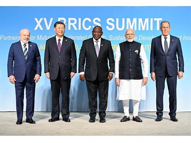 习近平（左二）称中方已成立40亿美元全球发展和南南合作基金。（大陆外交部）