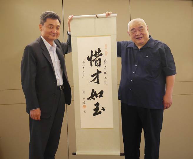 泰山前董事尹章中（右）受詹仁道之托，致送书法「惜才如玉」予苏守斌（左）加入泰山企业团队。(图／泰山提供、吴静君传真)
