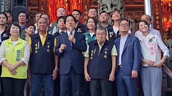 民进党总统参选人赖清德（左3）24日下午赴基隆度天宫参拜，表示守护台湾主权是他无法迴避的使命。（张志康摄）