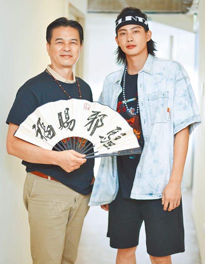 李兴文（左）与张庭瑚首度演父子，为鬼片注入温暖亲情。（陈俊吉摄）