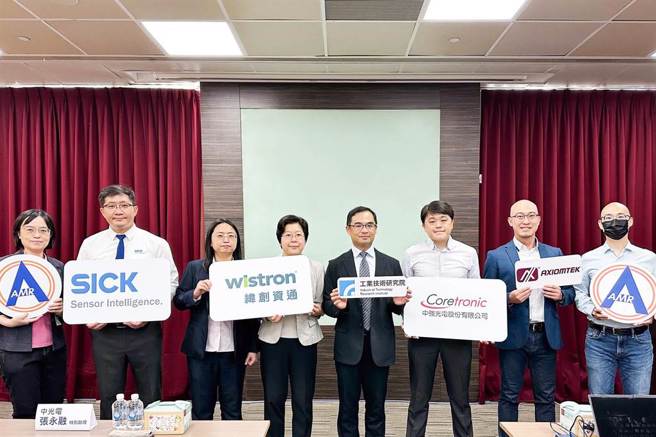 工研院携手仁宝电脑、友上科技，利用AMRA-271共通通讯协定，在TAIROS首次展示跨厂牌移动机器人通讯整合。(工研院提供)