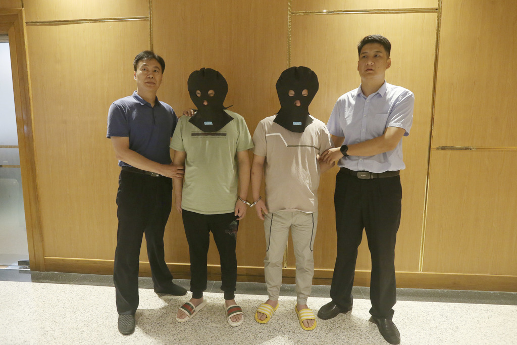 两名电信诈骗犯罪嫌疑人23日在仰光国际机场由缅甸警方移交给中国警方工作组，被押解回国。（图／新华社）(photo:ChinaTimes)