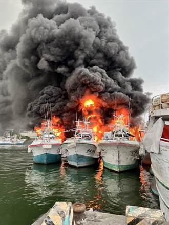 屏東東港5漁船大火！恐怖黑濃煙竄天 10公里外都看得到
