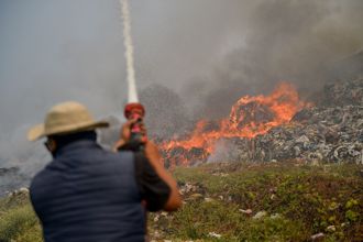 印尼西爪哇垃圾場大火濃煙腐臭  當局宣布「緊急狀態」