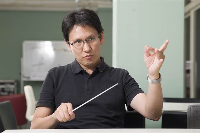 指挥家张致远形容自己的人生总是「不务正业」又勇于挑战「败部復活」，但对于理想的追寻，怀抱着人生无悔的决心。（杜宜谙摄）