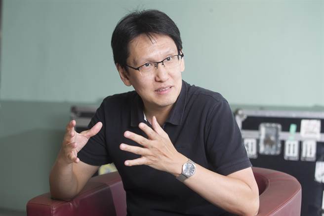 指挥家张致远表示，面对人生理想，要勇往直前且勇于尝试。（杜宜谙摄）