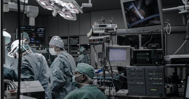 一名15岁孩子在被急救期间，用笔写下对医护、家人的感谢与告别。（示意图／Unsplash）