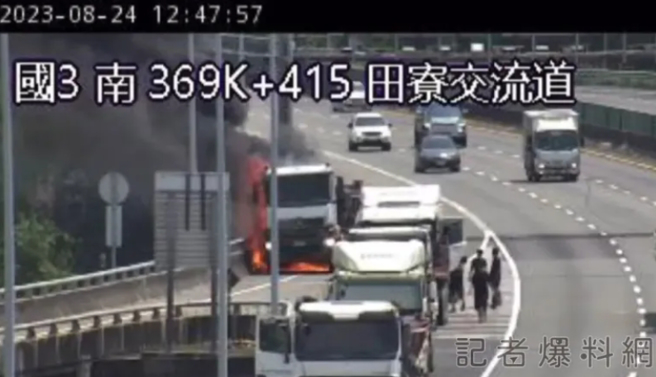 驾驶注意！国道3北向田寮隧道口「火烧车」 砂石车仅剩骨架 。（照片 / 翻摄自记者爆料网）