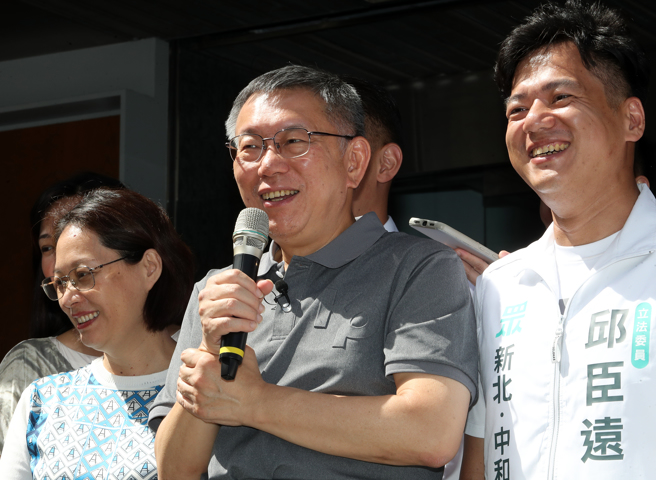 柯文哲竞办发言人陈智菡认为，郭台铭的动作紧迫盯人、对柯营很不尊重。图为柯文哲（中）30日率党团及竞办干部同仁举办普渡仪式。（刘宗龙摄）