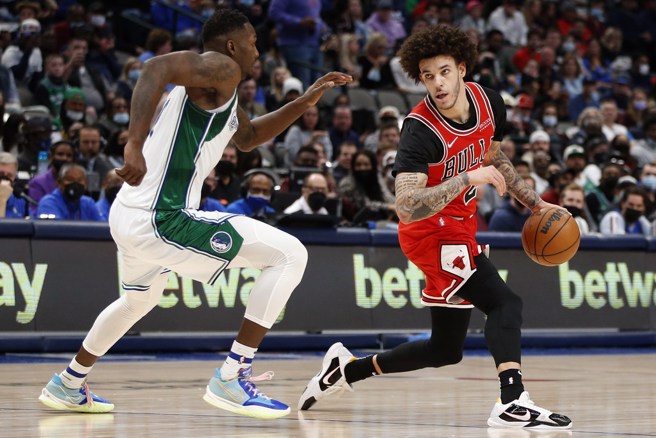 朗佐鲍尔(右)还有机会重返球场打球吗？(美联社资料照)