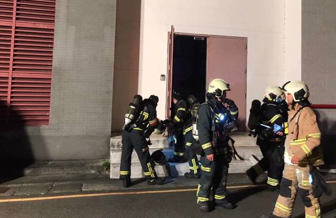 台北市南港捷运机厂变电站今凌晨发生工安事件，2名男子二度烧伤、意识清醒，救护人员到场将其送医抢救（照片 / 戴志扬翻摄）