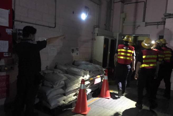 台北市南港捷运机厂变电站今凌晨发生工安事件，2名男子二度烧伤、意识清醒，救护人员到场将其送医抢救（照片 / 戴志扬翻摄）