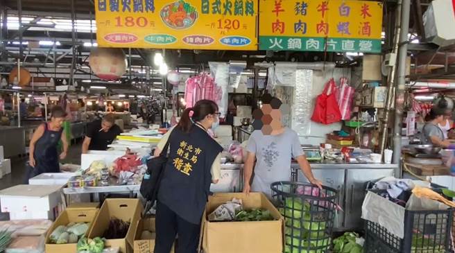 大台北果菜市場「重寧海產號」涉嫌販售混充豬肉或不含羊肉的假羊肉，新北市衛生局令其暫停營業。（新北市衛生局提供）