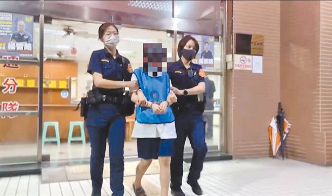 21岁魏姓女子（中）涉嫌酒驾撞死58岁孙姓妇人被移送台南地检署。（资料照片）