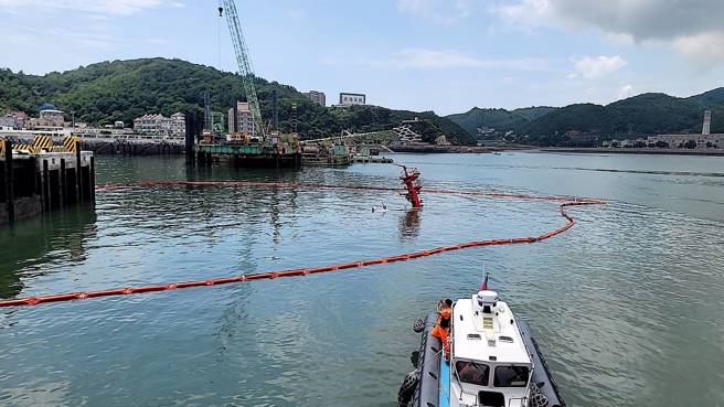 海巡单设置拦油索避免油污污染。(戴志扬翻摄)