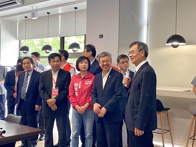 行政院长陈建仁（右二）今天到勤益科大新落成宿舍参观。（张亦惠摄）