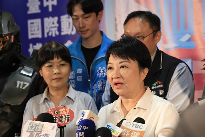 台积电二期落脚台中，台中市长卢秀燕（右）说，中央一定要保证台中市的水电供应足够，不会造成排挤。（读者提供／张妍溱台中传真）