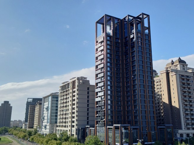 契税通常是买卖房子的时候，买方要缴的一笔税费，房子「高大新」都会导致契税比周边的房子更高。(图/信义房屋 提供)