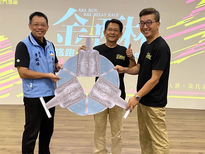 5.8公里3人接力组在完赛后的奖牌，可拼组出一个代表顺利完赛祝福的圆圆满满。(于家麒摄)