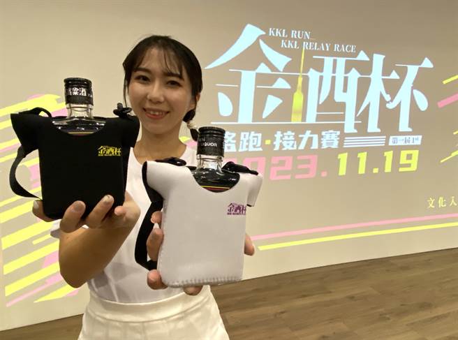 两组别选手完赛后，每位还可获得金酒特别打造的限量行军酒乙瓶。(于家麒摄)