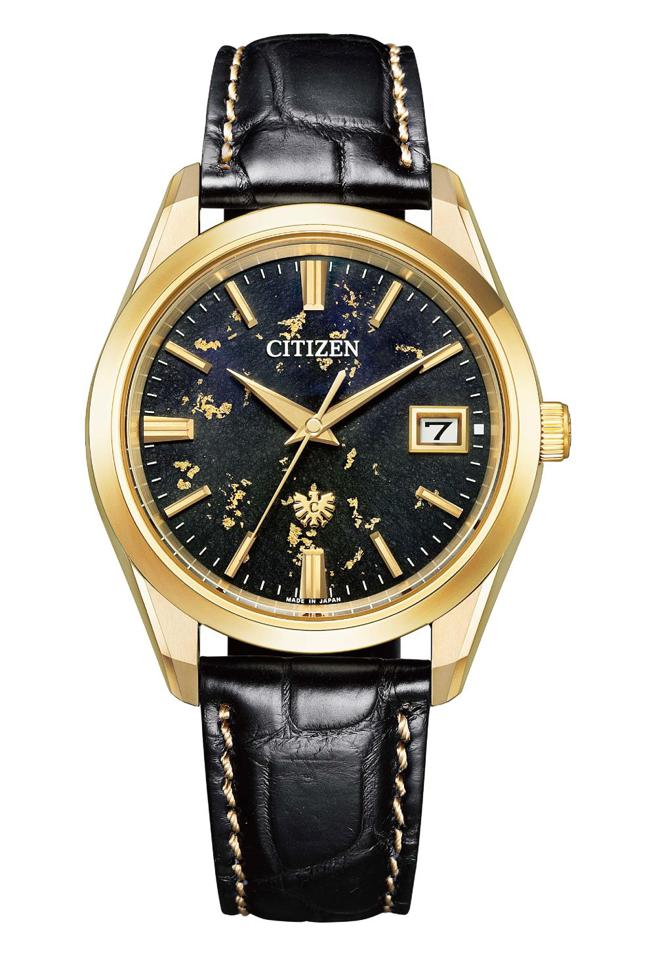 The CITIZEN箔金羽鹰限量款高精准光动能万年历，表盘採用日式传统技艺「砂子筒洒金」 (Sunago – maki)，台湾限量8只，12万8000元。（CITIZEN提供