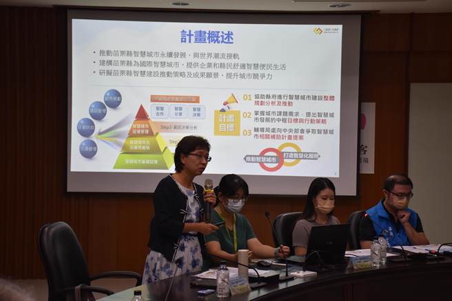 苗栗县长锺东锦25日主持智慧城市启动会议，听取民间厂商人员简报。（谢明俊摄）