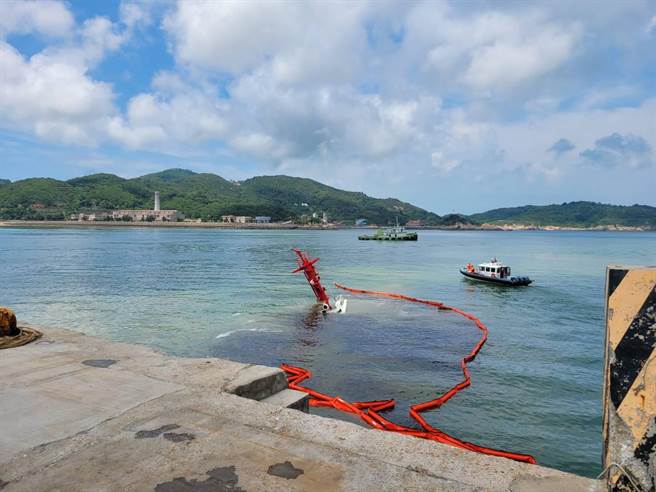 拖驳船「台港13302号」今天上午原要拖带新台马轮出港，新台马轮迴旋时左后舷撞上拖驳船，短短13分钟，拖驳船倾斜沉没。（民进党连江县党部提供）