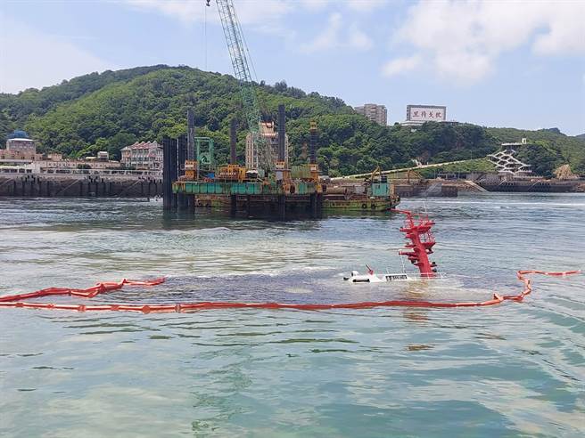 拖驳船「台港13302号」沉船后，相关单位在现场拉起拦油索，并调查撞船及沉没原因。（民进党连江县党部提供）