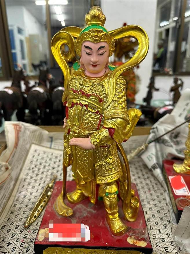 屏东51岁詹男是名惯窃，近期还当起「神像大盗」，警方共起获10尊神像及多个佛具，目前还有5尊待认领。（警方提供／谢佳潾屏东传真）