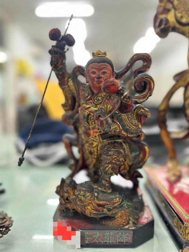 屏东51岁詹男是名惯窃，近期还当起「神像大盗」，警方共起获10尊神像及多个佛具，目前还有5尊待认领。（警方提供／谢佳潾屏东传真）