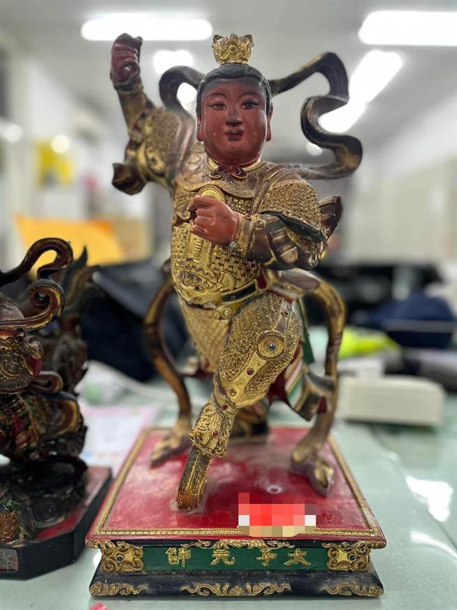 屏东51岁詹男是名惯窃，近期还当起「神像大盗」，警方共起获10尊神像及多个佛具，目前还有5尊待认领。（警方提供／谢佳潾屏东传真）