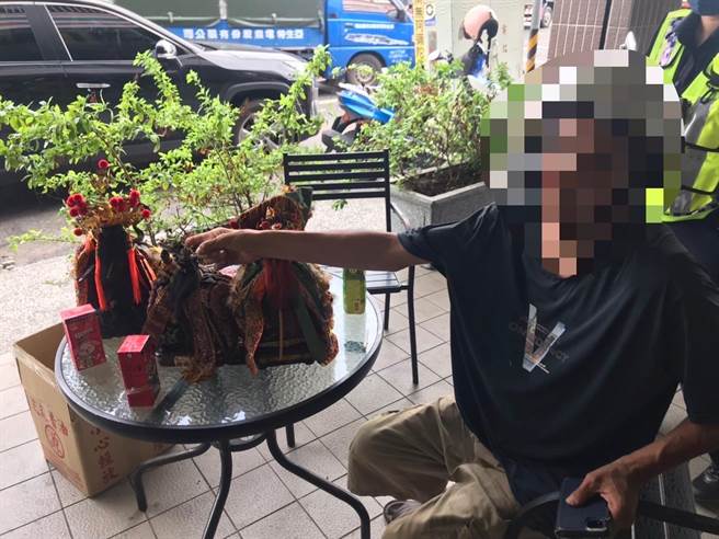 屏东51岁詹男是名惯窃，近期还当起「神像大盗」，警方共起获10尊神像及多个佛具，目前还有5尊待认领。（警方提供／谢佳潾屏东传真）