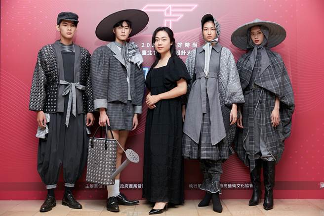 設計師胡俊丞以及其作品。（北市商業處提供）