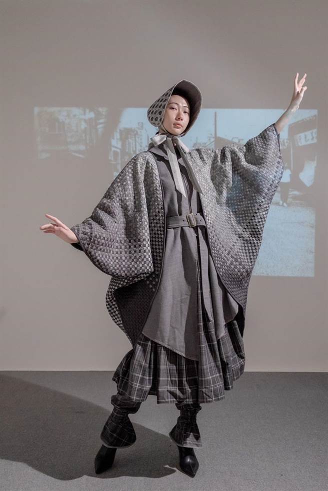 設計師胡俊丞以「古寫都耕」為主題，設計上採用灰黑白無色系去堆疊出方格漸層，呈現黑白照片氛圍感。（胡俊丞提供）