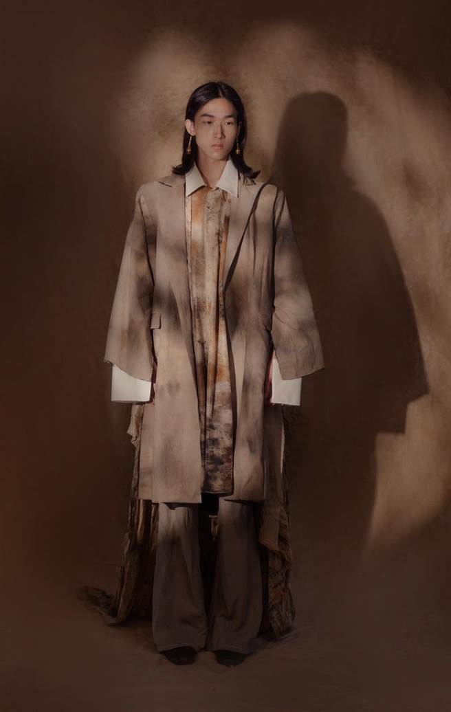 設計師陳聖元以作品「茶色山水」獲得學生組金獎，研究用不同茶染技法，讓布料呈現出山水畫意境。（陳聖元提供）