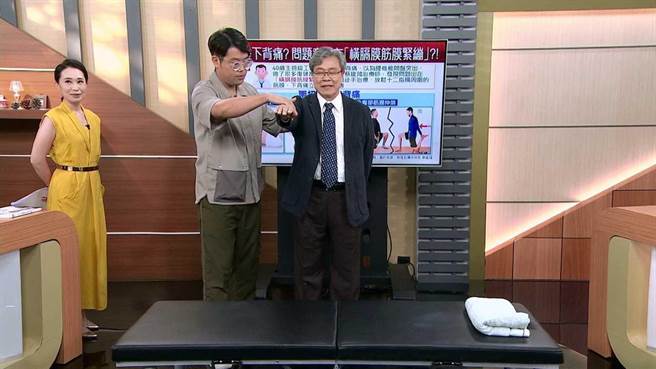 杨烈（右一）让復健师实际检测身体健康度。（年代提供）