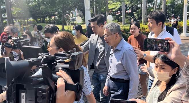 民眾黨總統參選人柯文哲今日出席「台灣醫學之父」杜聰明新書發表會，遭媒體不停追問喝咖啡、金門和平試驗區爭議等問題，均未正面回應。（崔正綱攝）